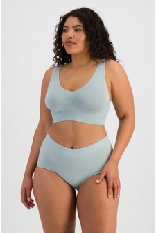 Laura (She/Her) wears size 14 and is 165cm tall with 94cm chest and 76cm waist