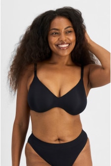 Cassaera (She/Her) wears size 14 and is 180cm tall with 107cm chest and 82cm waist