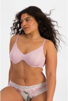 Laura (She/Her) wears size 14DD and is 165cm tall with 94cm chest and 76cm waist