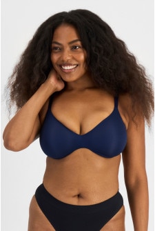 Cassaera (She/Her) wears size 14 and is 180cm tall with 107cm chest and 82cm waist