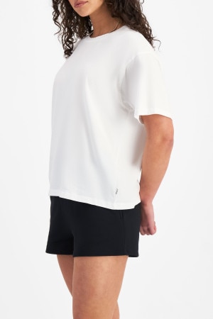 Zoe (She/Her) wears size Large and is 170cm tall with 98cm chest and 85cm waist