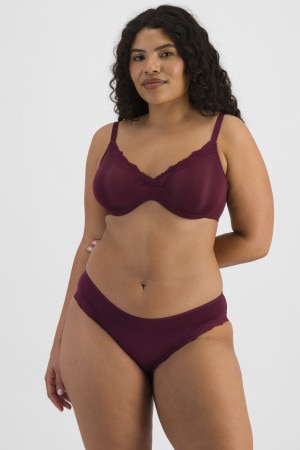 Laura (She/Her) wears size 14DD and is 165cm tall with 94cm chest and 76cm waist