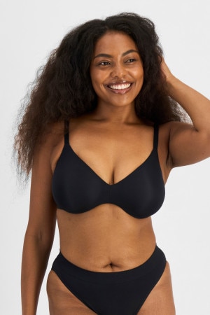 Cassaera (She/Her) wears size 14 and is 180cm tall with 107cm chest and 82cm waist