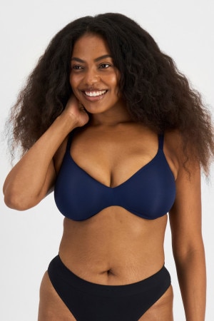 Cassaera (She/Her) wears size 14 and is 180cm tall with 107cm chest and 82cm waist