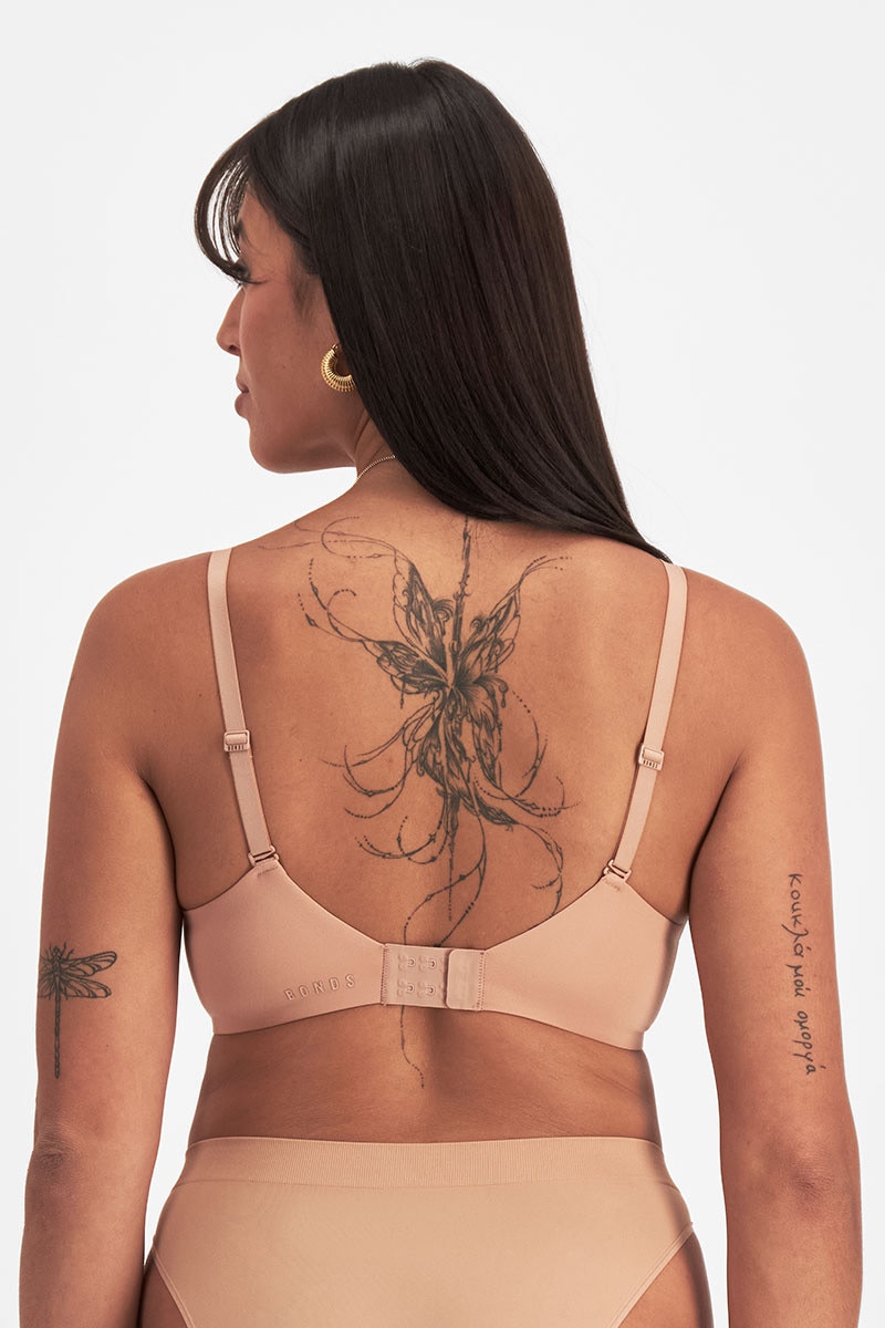 Leah (She/Her) wears size 14 and is 185cm tall