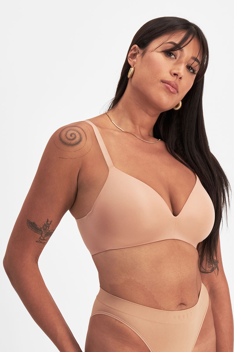 Leah (She/Her) wears size 14 and is 185cm tall