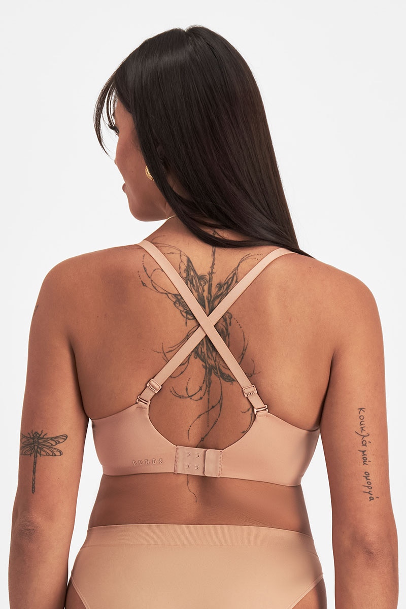 Leah (She/Her) wears size 14 and is 185cm tall