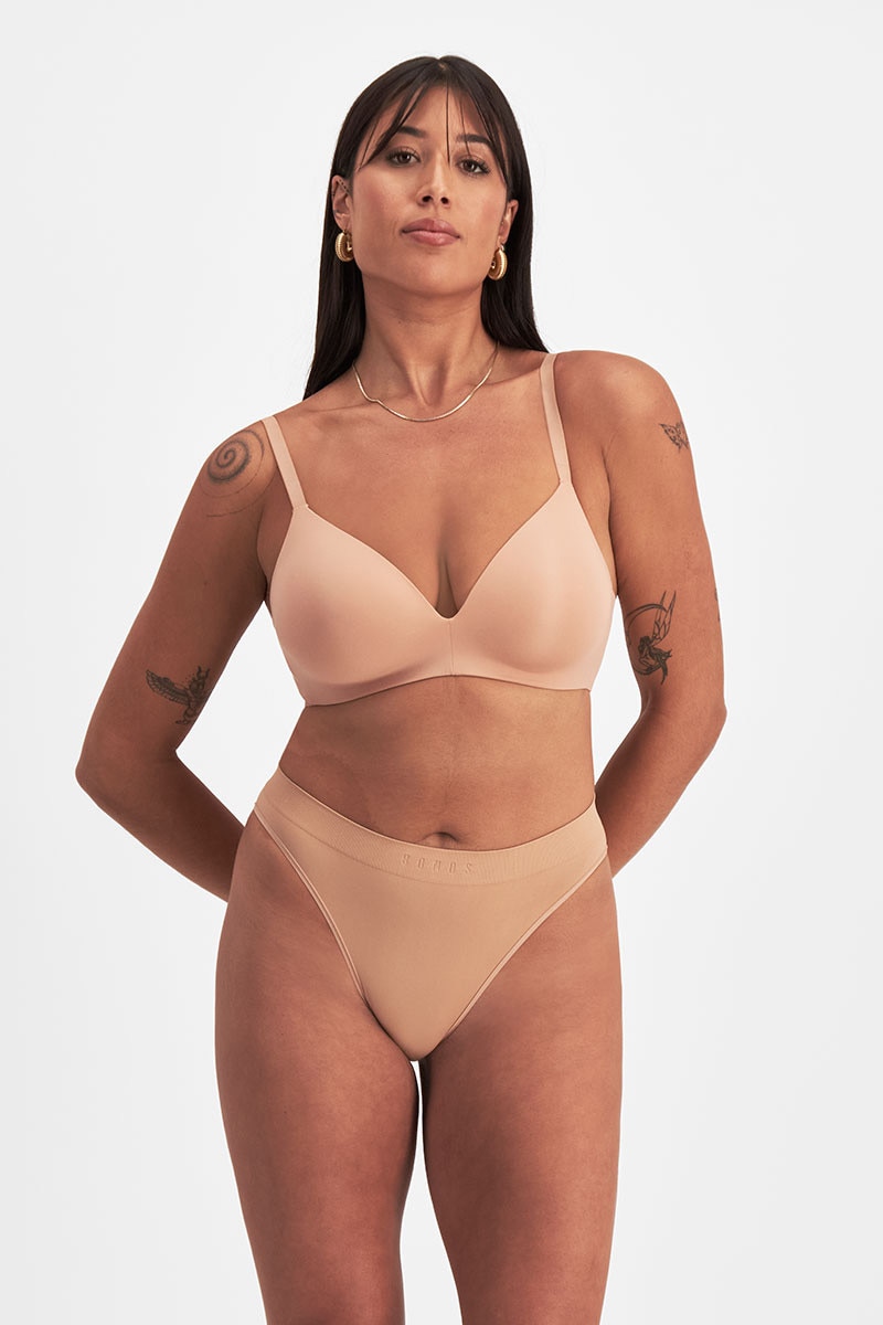 Leah (She/Her) wears size 14 and is 185cm tall