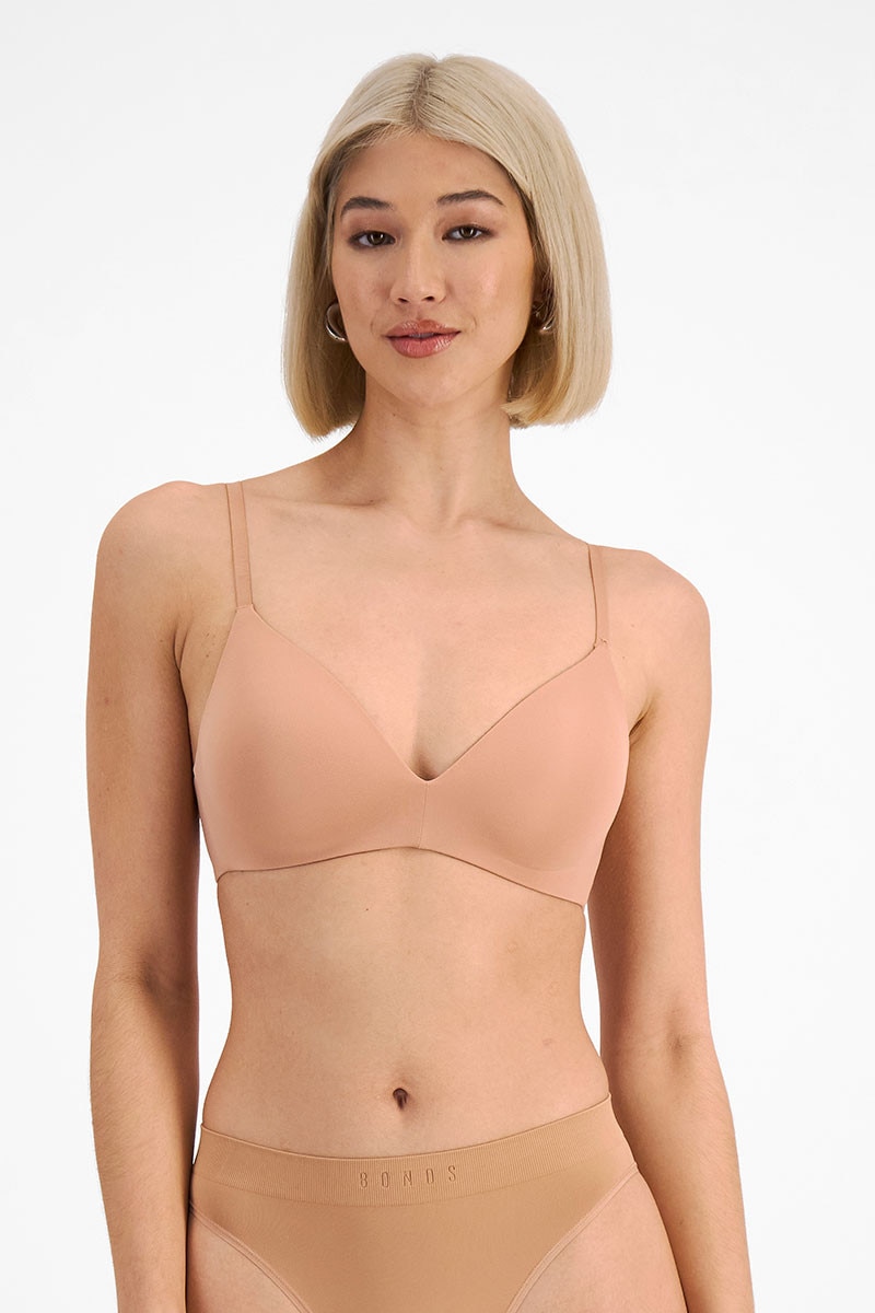 Rhiannan (She/Her) wears size 12B and is 175cm tall