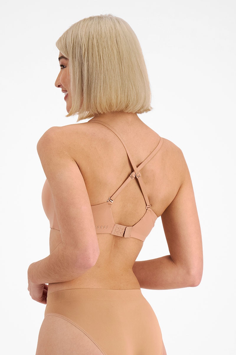 Rhiannan (She/Her) wears size 12B and is 175cm tall