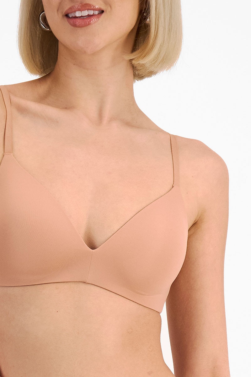 Rhiannan (She/Her) wears size 12B and is 175cm tall