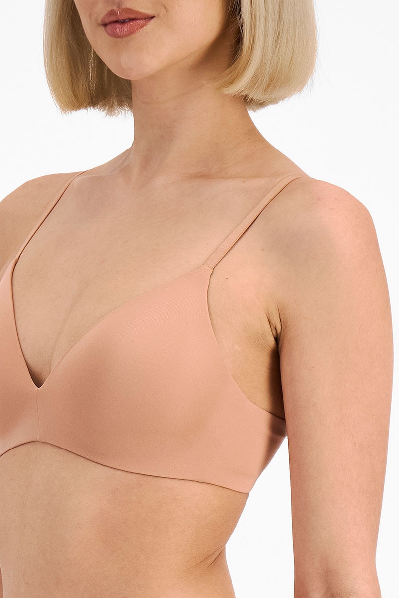 Rhiannan (She/Her) wears size 12B and is 175cm tall