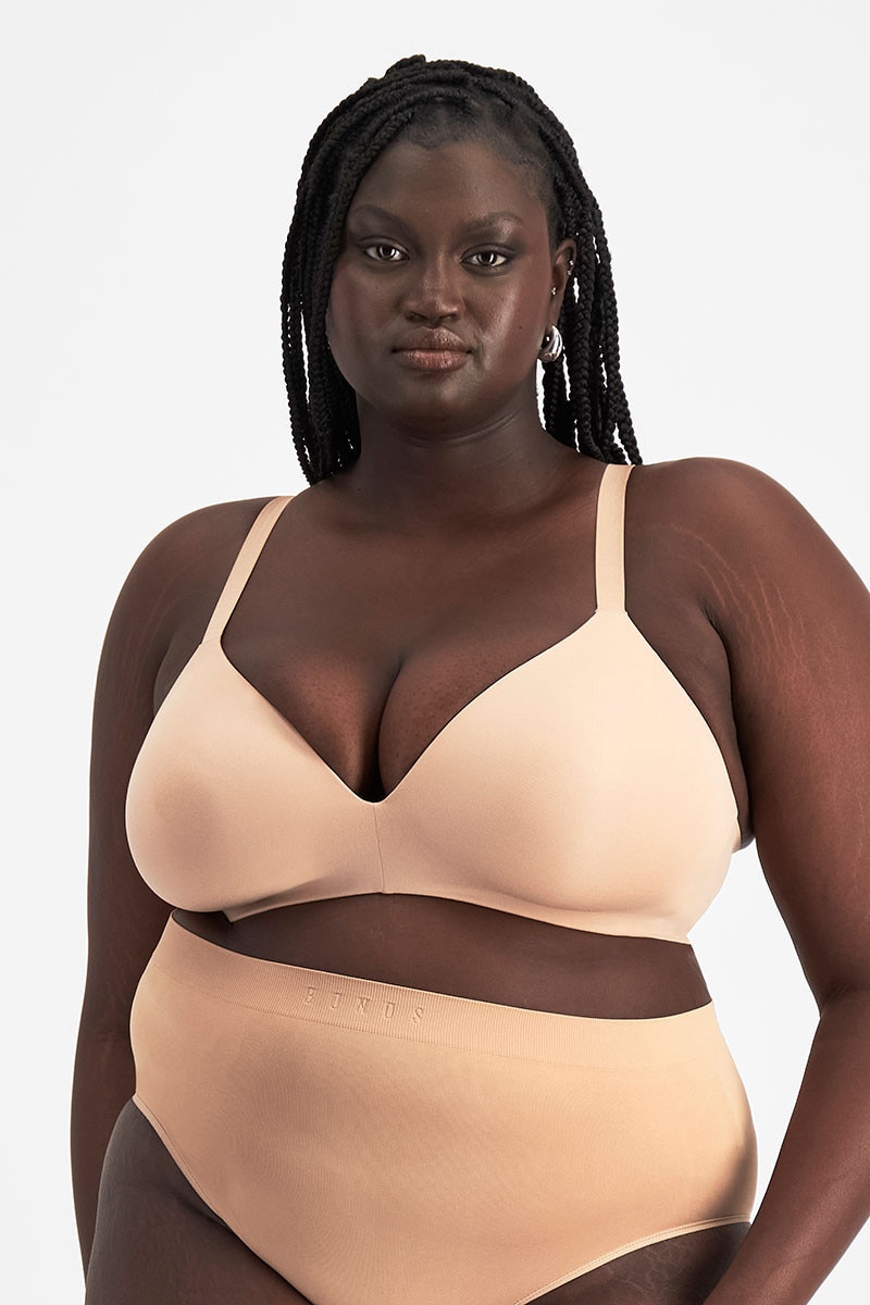 Nyapal (She/Her) wears size 18DD and is 182cm tall with 121cm chest and 111cm waist