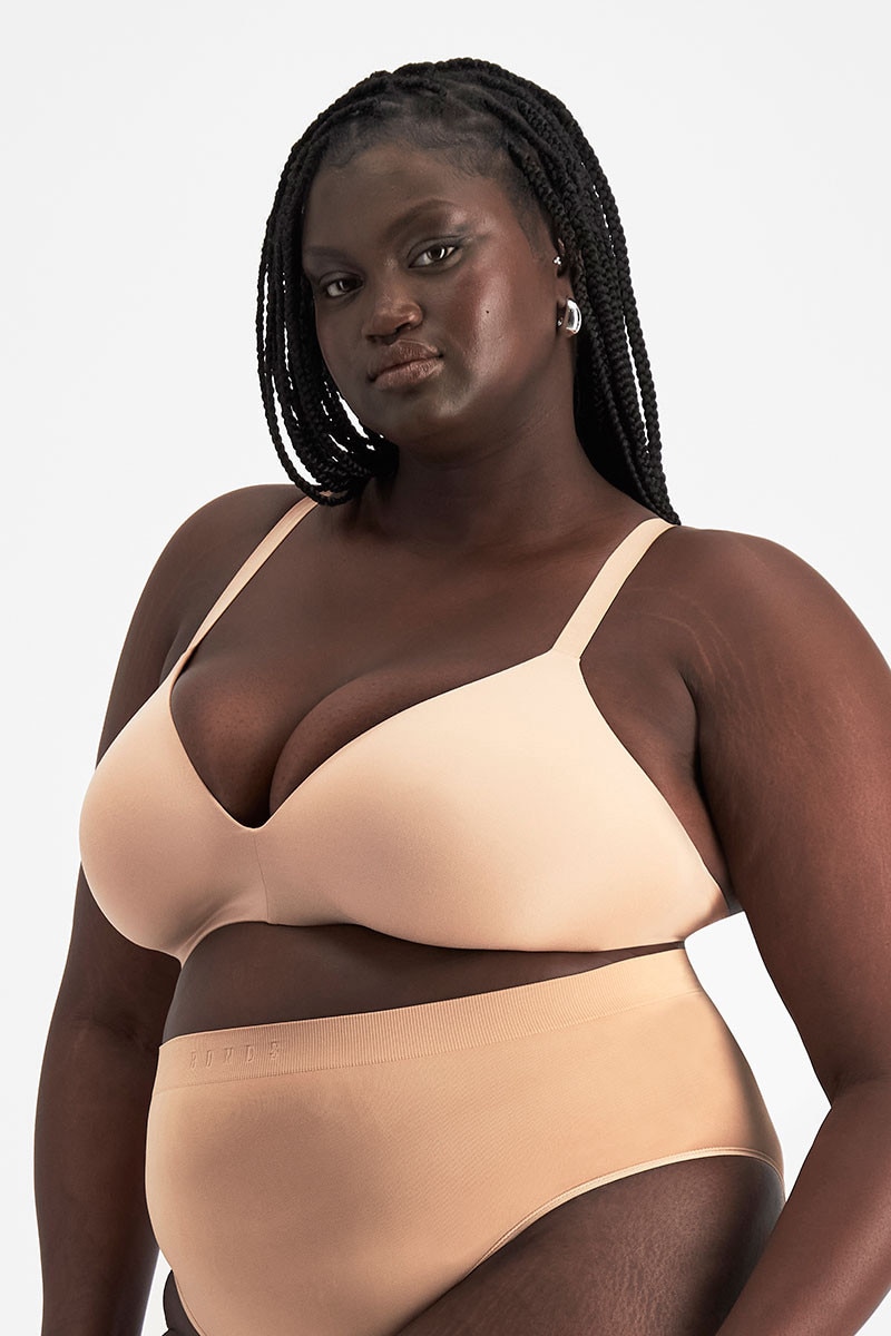 Nyapal (She/Her) wears size 18DD and is 182cm tall with 121cm chest and 111cm waist