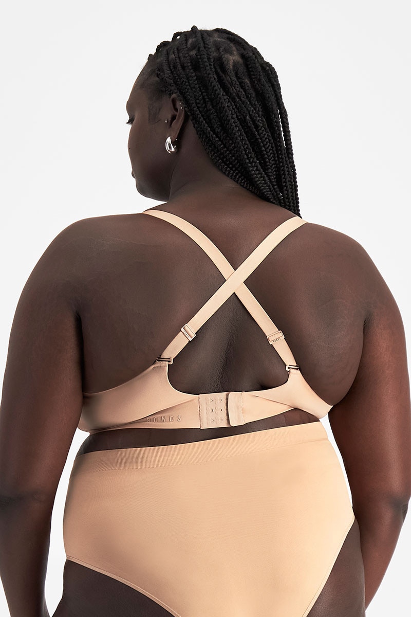 Nyapal (She/Her) wears size 18DD and is 182cm tall with 121cm chest and 111cm waist