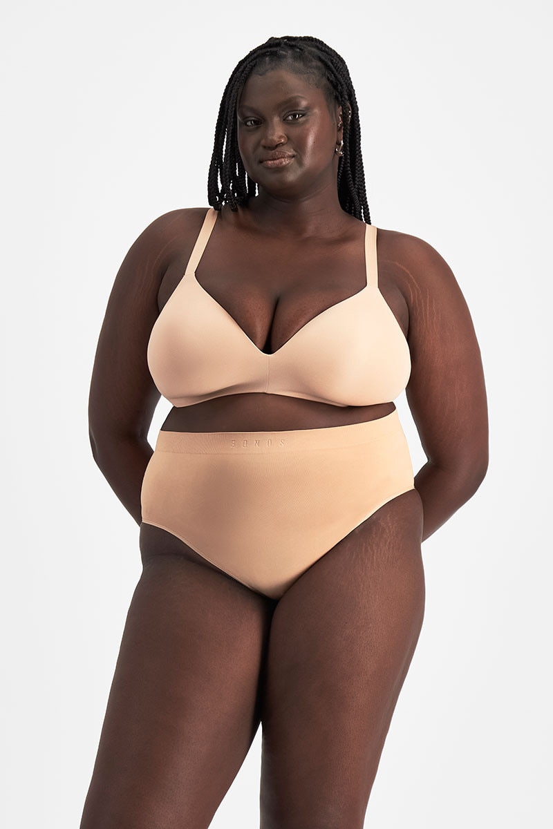 Nyapal (She/Her) wears size 18DD and is 182cm tall with 121cm chest and 111cm waist