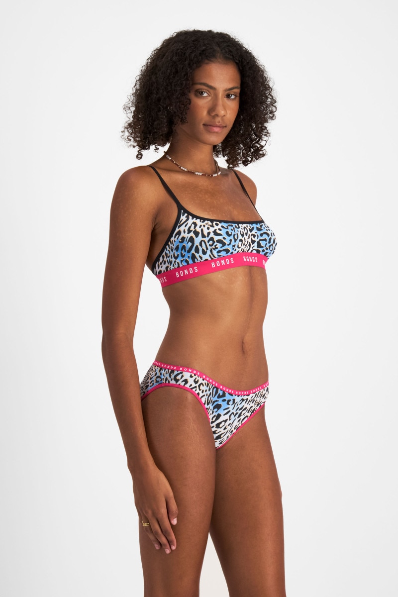 Norway (She/Her) wears size S and is 178cm tall with 82cm chest and 69cm waist