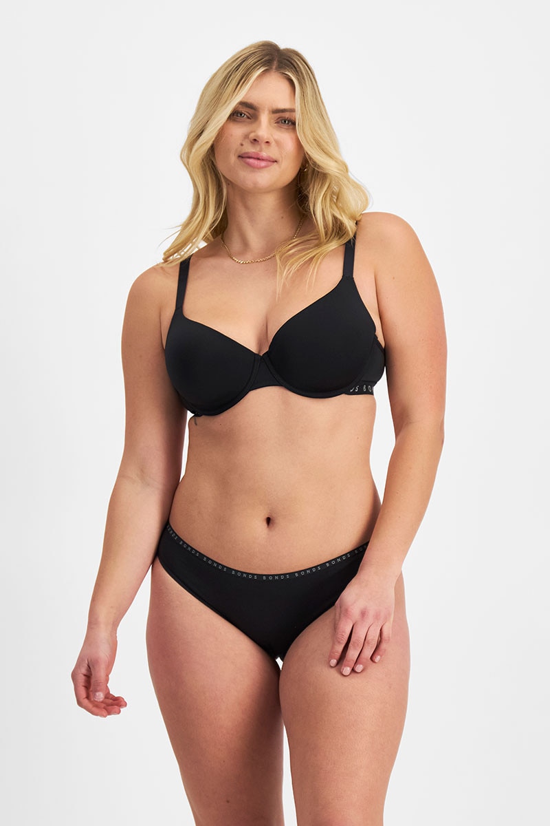 Zoe (She/Her) wears size 14 and is 170cm tall with 98cm chest and 85cm waist