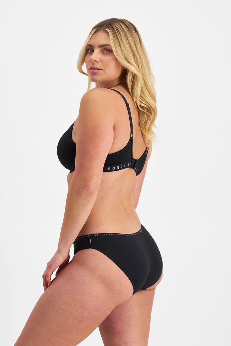 Zoe (She/Her) wears size 14 and is 170cm tall with 98cm chest and 85cm waist