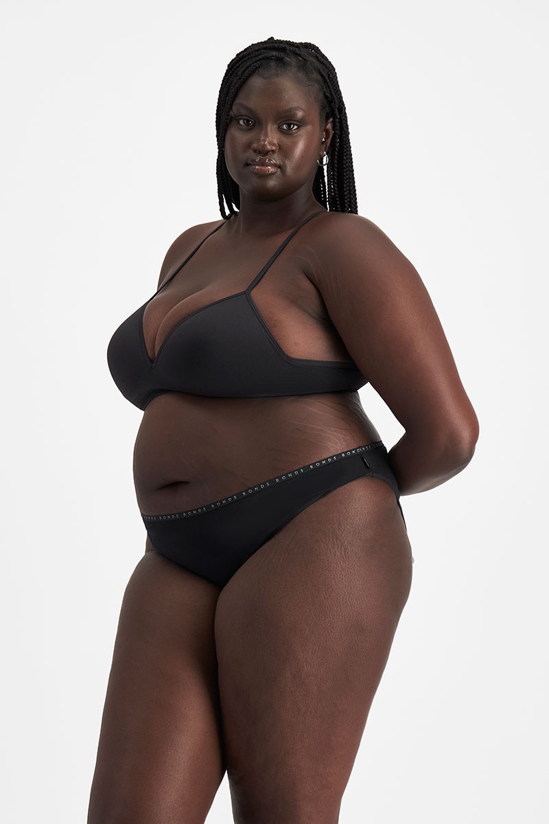 Nyapal (She/Her) wears size 20 and is 182cm tall with 121cm chest and 111cm waist