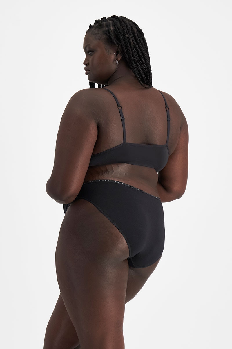 Nyapal (She/Her) wears size 20 and is 182cm tall with 121cm chest and 111cm waist