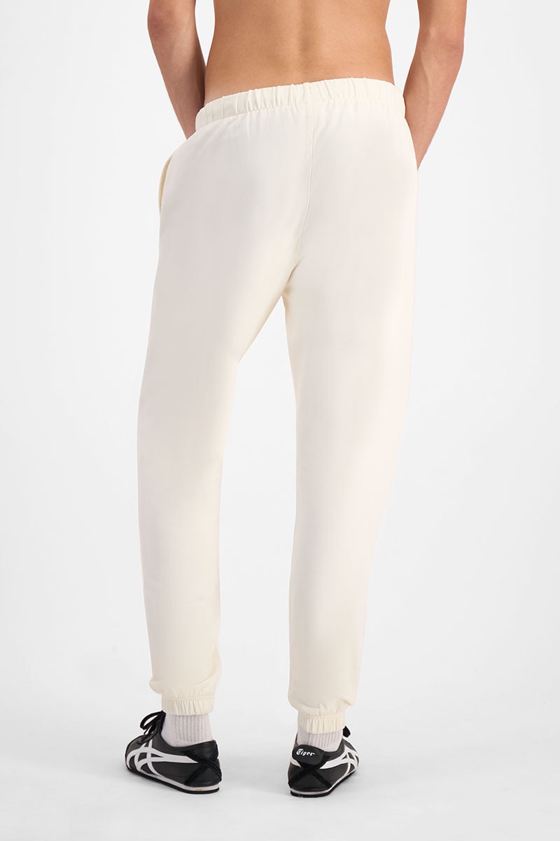 Eli (He/Him) wears size Large and is 193cm tall with 87cm chest and 73cm waist.