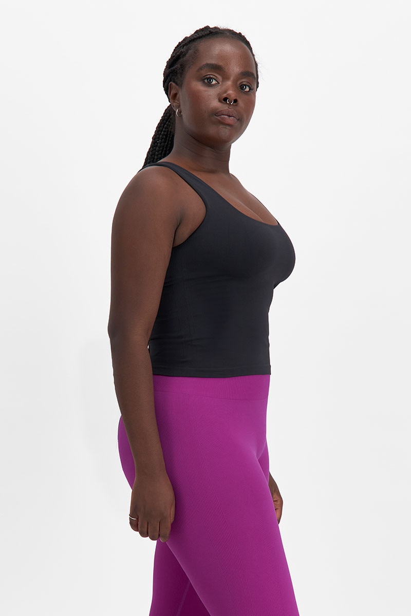 Mukisa (She/her) wears a size Large is 173cm tall with 89cm bust a 75cm waist and 98cm hip.