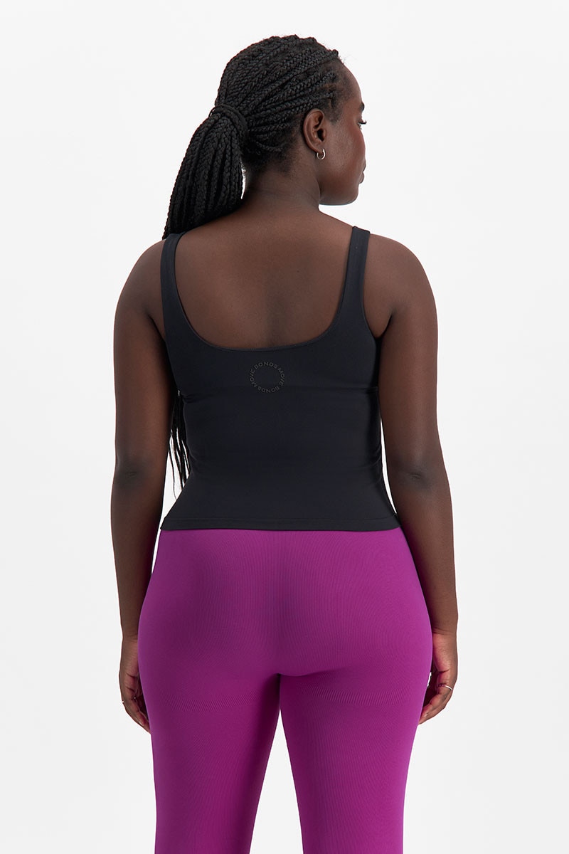 Mukisa (She/her) wears a size Large is 173cm tall with 89cm bust a 75cm waist and 98cm hip.