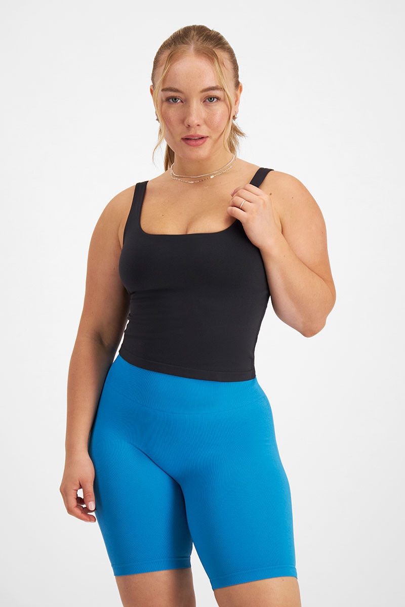 Taylor (She/Her) wears size Medium and is 161cm tall with 98cm chest and 74cm waist