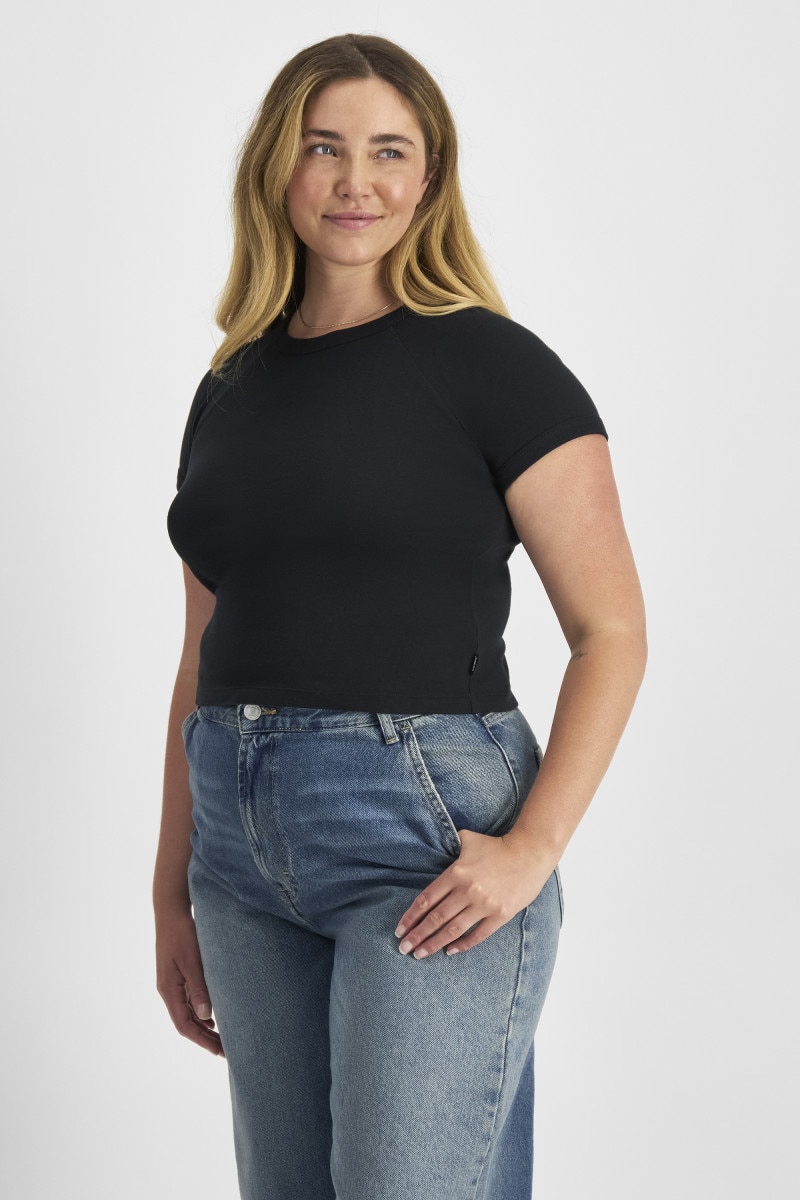 Chanel (She/Her) wears size L and is 176cm tall with 104cm chest and 89cm waist