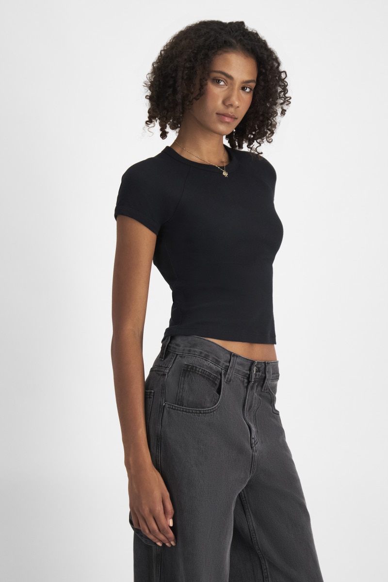 Norway (She/Her) wears size S and is 178cm tall with 82cm chest and 69cm waist