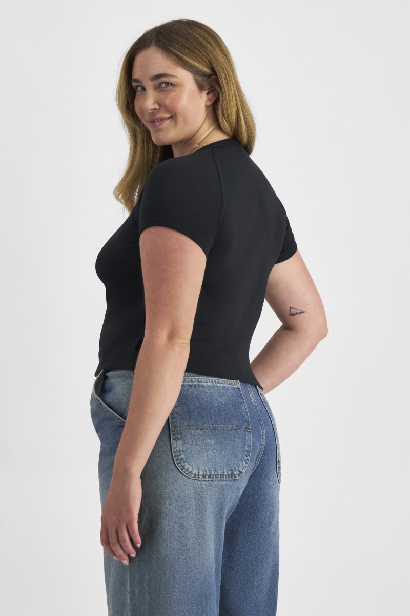 Chanel (She/Her) wears size L and is 176cm tall with 104cm chest and 89cm waist