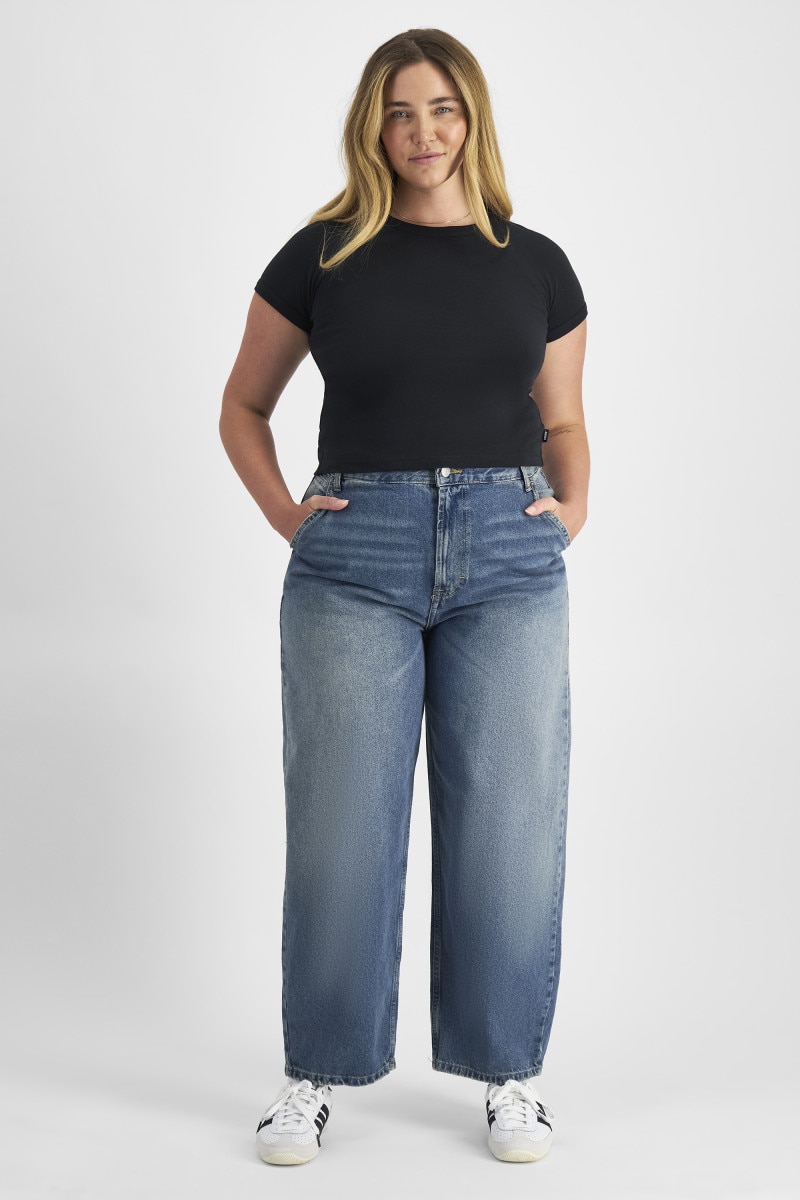 Chanel (She/Her) wears size L and is 176cm tall with 104cm chest and 89cm waist