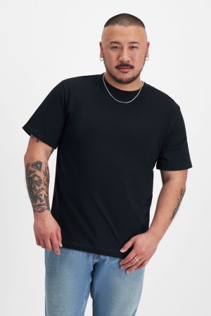 Mike (He/Him) wears size XL and is 180cm tall with 120cm chest and 96cm wais