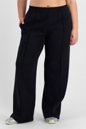 Bella (She/Her) wears size L and is 173cm tall with 95cm chest and 77cm waist