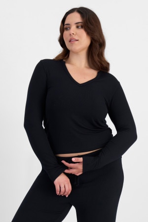Bella (She/Her) wears size L and is 173cm tall with 95cm chest and 77cm waist
