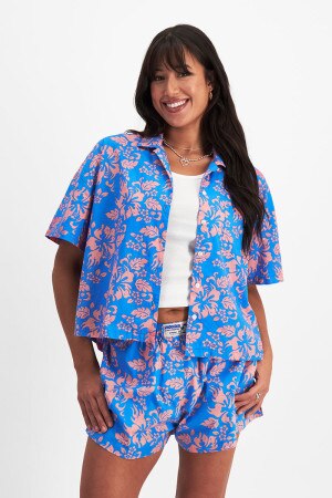 Leah (She/Her) wears size Large and is 185cm tall