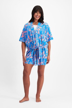 Leah (She/Her) wears size Large and is 185cm tall