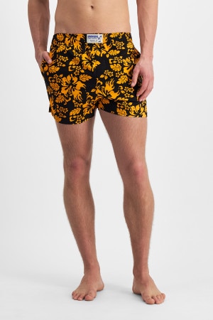 Max (He/Him) wears size M and is 189cm tall with 90cm chest and 73cm waist