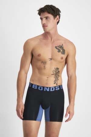 JOSH (He/Him) wears size M and is 185.48cm tall with 99cm chest and 81cm waist