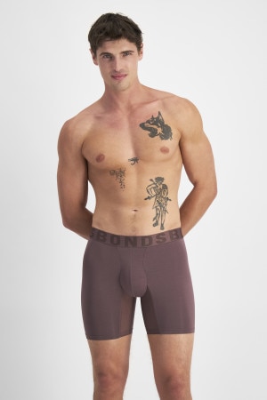 JOSH (He/Him) wears size M and is 185.48cm tall with 99cm chest and 81cm waist