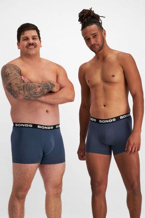 One model wears size XL, is 186cm tall with 119cm chest and 109cm waist, and the other model wears size Medium, is 188cm tall with 97cm chest and 81cm waist