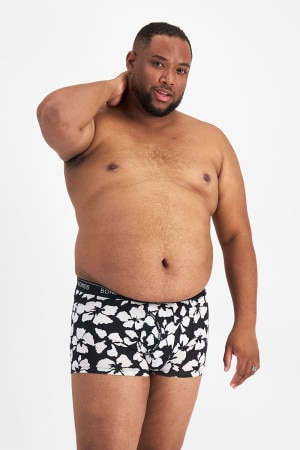 Jonathan (He/Him) wears size XL and is 183cm tall with 124cm chest and 107cm waist
