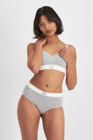 Nickila (She/Her) wears size 10 and is 171cm tall with 77cm chest and 68cm waist