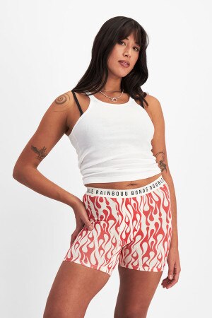 Leah (She/Her) wears size Large and is 185cm tall