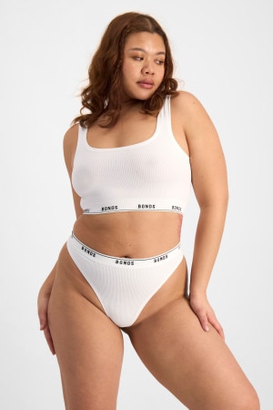 Chika (She/Her) wears size 14 and is 167cm tall with 102cm chest and 84cm waist