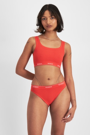 Nickila (She/Her) wears size 10 and is 171cm tall with 77cm chest and 68cm waist