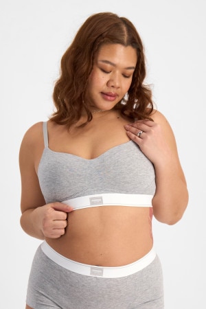 Nickila (She/Her) wears size 10 and is 171cm tall with 77cm chest and 68cm waist