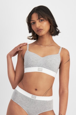 Nickila (She/Her) wears size 10 and is 171cm tall with 77cm chest and 68cm waist