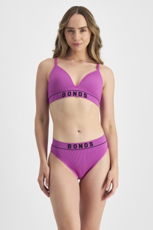 Mikaela (She/Her) wears size 12B and is 177cm tall with 89cm chest and 66cm waist